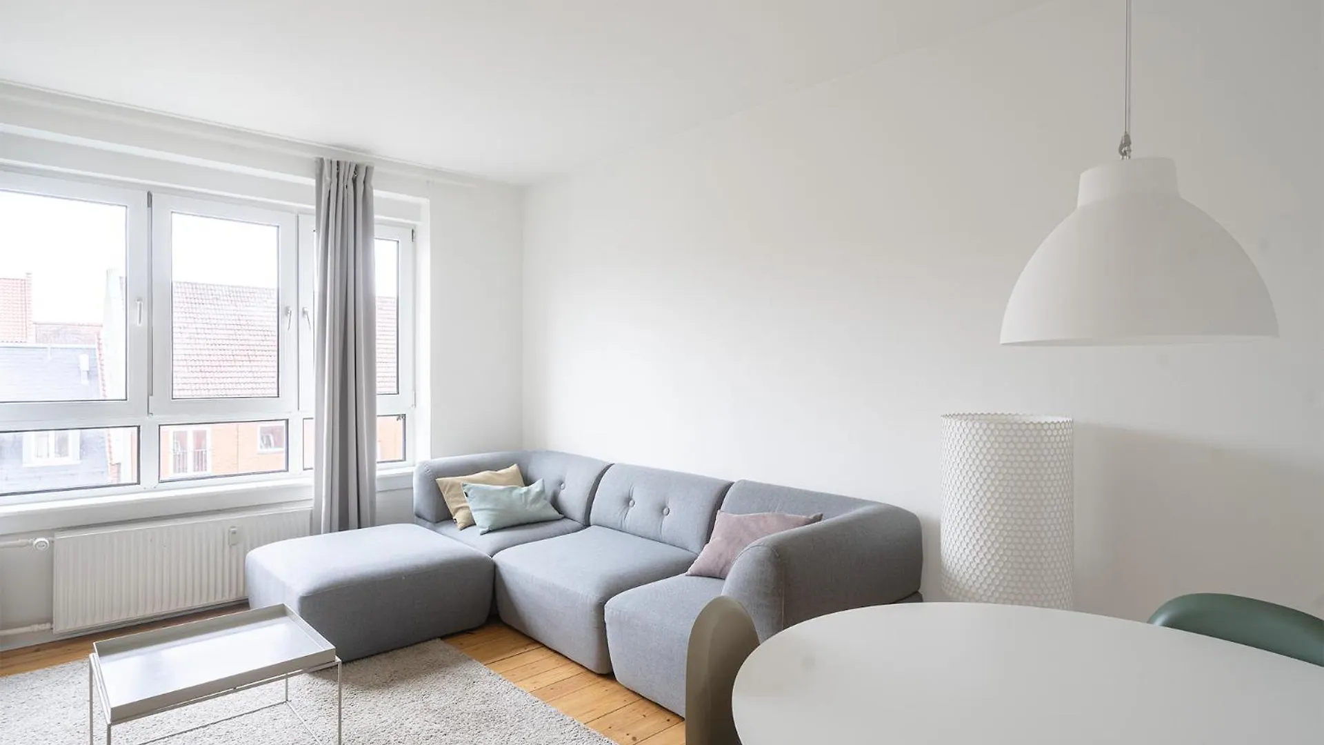 Refurbished 2-Bed Close To Metro And Airport location